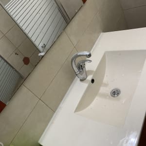 כיור עם ברז בחדר אמבטיה