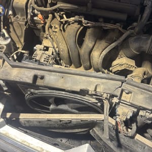 מנוע רכב עם חלקים מכניים גלויים