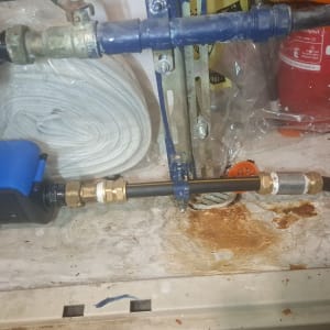 צנרת וכלים הקשורים לאינסטלציה על רצפה