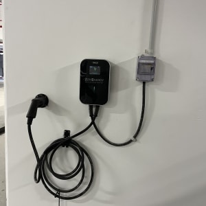 מטען לרכב חשמלי מותקן על קיר