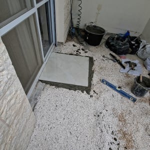 עבודת ריצוף במרפסת עם כלים וחומרים