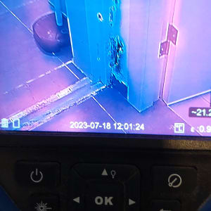 תמונה תרמית של דלת עם סימני נזילה