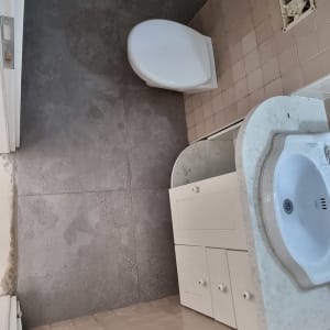 שירותים עם אריחים חדשים, כיור ומקלחת