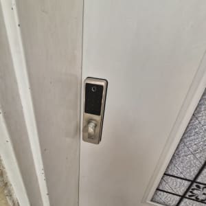 מנעול דיגיטלי מותקן על דלת לבנה