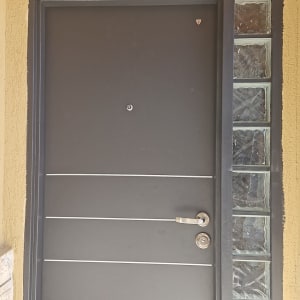 דלת כניסה עם זכוכית בצד