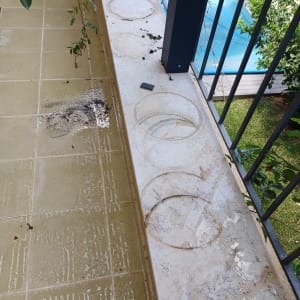 מרפסת עם רצפה רטובה ולכלוך קל
