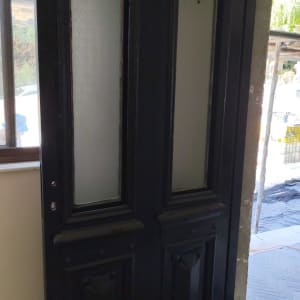 צביעת דלת עץ ומשקוף בצבע כהה