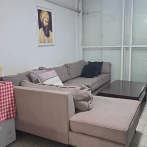 סלון עם ספה, שולחן ותמונה על הקיר