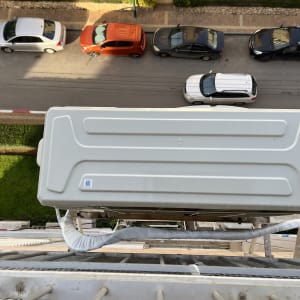 יחידת מזגן חיצונית מותקנת על קיר בניין