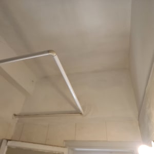 תקרה צבועה בלבן עם קווים ישרים