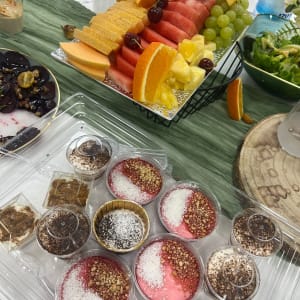 מגש פירות וקינוחים על שולחן ערוך