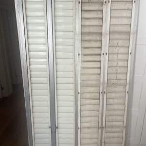 תריסים לפני ואחרי ניקוי, צד ימין מלוכלך, צד שמאל נקי