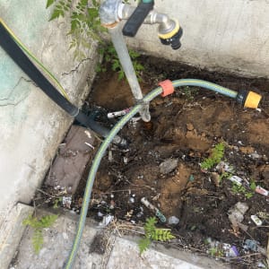 ברז מים עם צינור בגינה