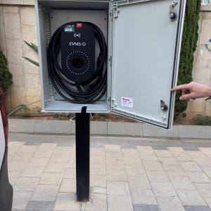 עמדת טעינה לרכב חשמלי עם כבל טעינה