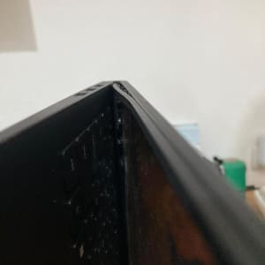 מחשב נייד עם מסך שבור ומקלדת גלויה