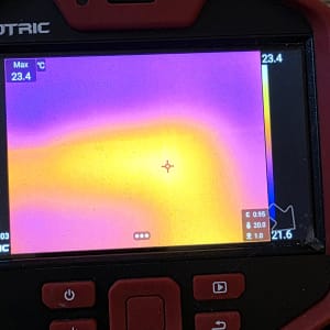 מצלמה תרמית מציגה תמונה צבעונית של חום וקור