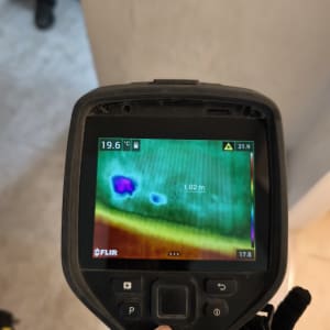 מד חום תרמי מציג טמפרטורה על קיר