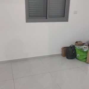 רצפה נקייה עם שקיות וקרטונים בפינה