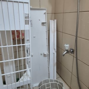 חלקי מזגן מפורקים בחדר אמבטיה