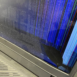 מסך מחשב עם תצוגה פגומה וקווים צבעוניים