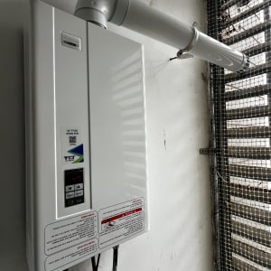 מחמם מים גז מותקן על קיר עם צינור פליטה