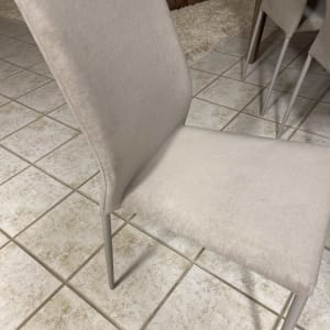 כיסא מרופד בבד אפור על רצפת אריחים