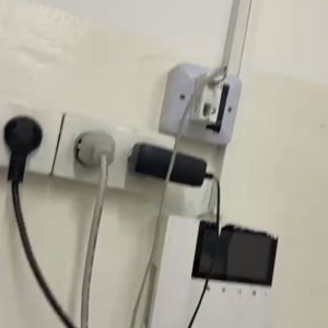 שקעים וכבלים על קיר לבן