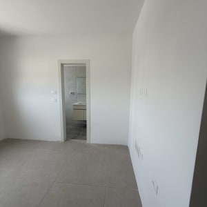 חדר עם קירות צבועים וללא רהיטים