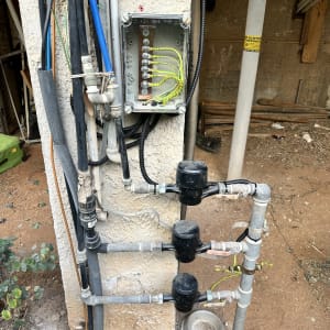 תמונה של חיבורי חשמל וצינורות חיצוניים