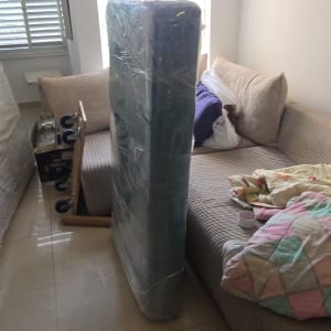 אריזת מזרן וריהוט בניילון נצמד בדירה לקראת הובלה