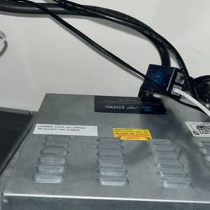 יחידת מתכת עם כבלים מחוברים, חלק ממערכת מיזוג אוויר