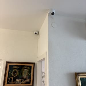 מצלמות אבטחה מותקנות על קיר פנימי