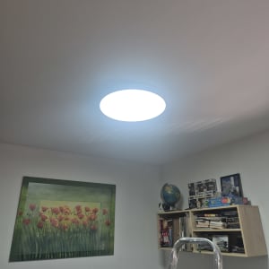 תאורה עגולה בתקרה עם סולם מתחת