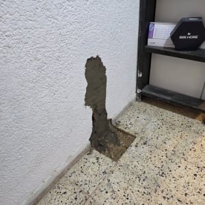 תיקון קיר עם טיח, חור בקיר