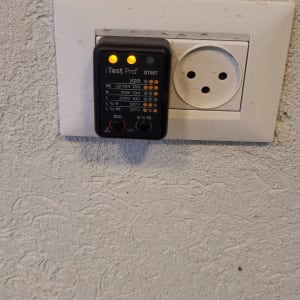 בודק תקינות שקע חשמלי עם נורות חיווי דולקות