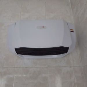 מכשיר חימום אוויר מותקן על קיר בחדר אמבטיה