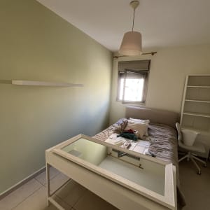 חדר עם קיר צבוע, מיטה ושולחן