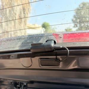 התקנת מצלמת דרך אחורית בחלקו הפנימי של החלון האחורי ברכב