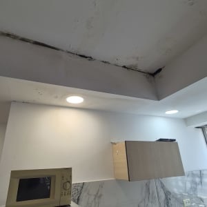 מטבח עם תקרה פגומה ומכשירי חשמל