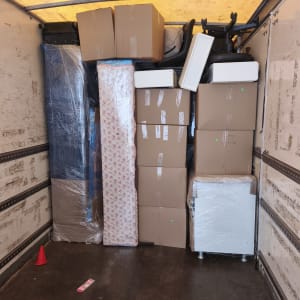 ארגזים ורהיטים עטופים במשאית הובלה