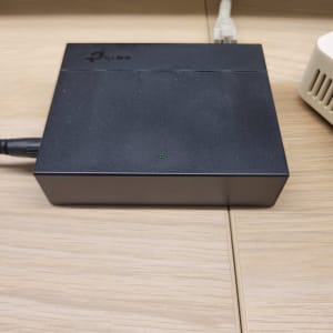 נתב רשת שחור על שולחן עץ