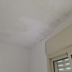 תקרה צבועה בלבן עם סימני רטיבות