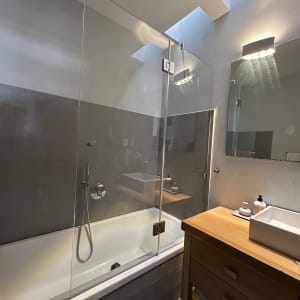 מקלחון זכוכית עם אמבטיה וברז מתכת