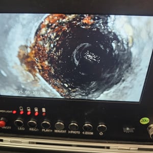 צילום מסך של צינור עם חלודה במצלמת אינדוסקופיה