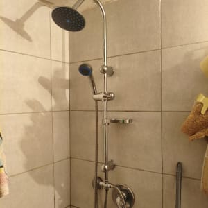 מקלחת עם ראש טוש וכיורים