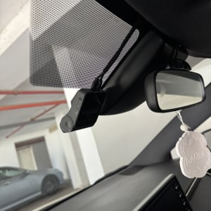 מצלמת רכב מותקנת ליד מראה פנימית