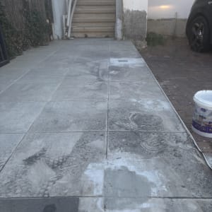 תיקון ריצוף חיצוני עם סימני עבודה