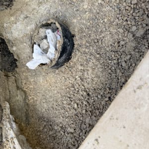 חפירה עם צינור ופסולת בנייה