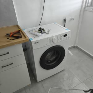 מכונת כביסה עם כלים להתקנה בחדר כביסה