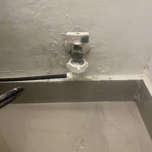 ברז מים עם חיבור צינור על קיר לבן